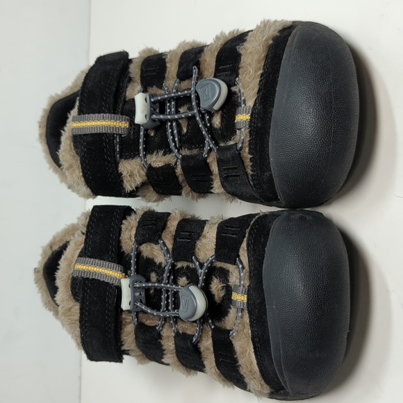 NWOT Keen big kids Newport fur TPS big fold gold shoes. Big kids size 2 EU 34 - Picture 3 of 14